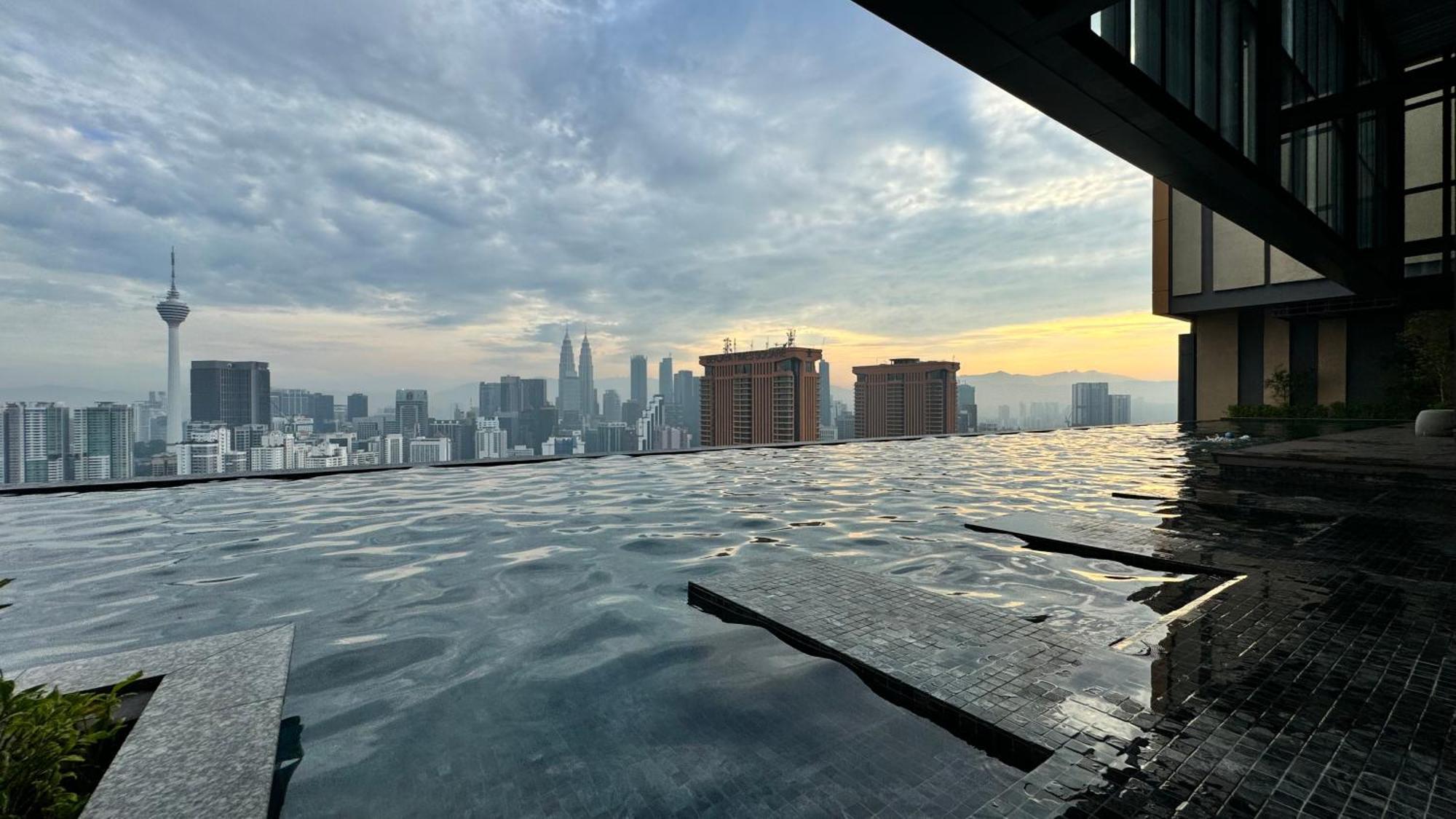 Beachtime 2br With Klcc View & Infinity Pool Kuala Lumpur